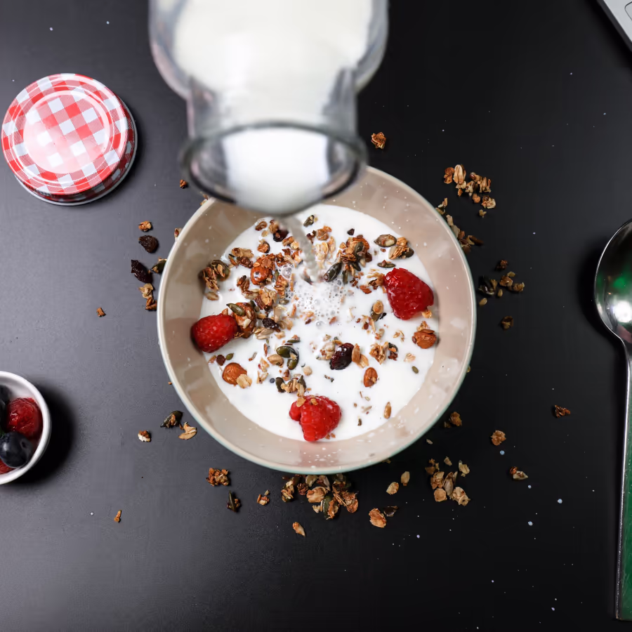 Завтрак из гранолы с малиной залитый молоком