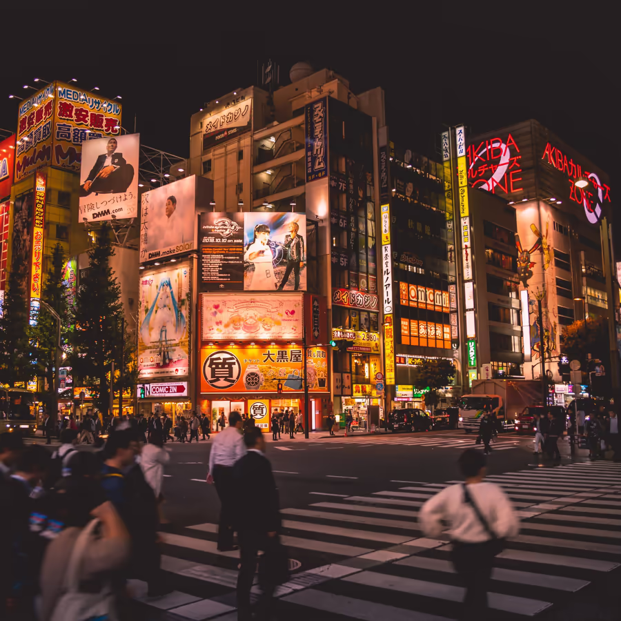 Оживленный перекресток в центре Токио известный своим хаотичным но организованным движением пешеходов