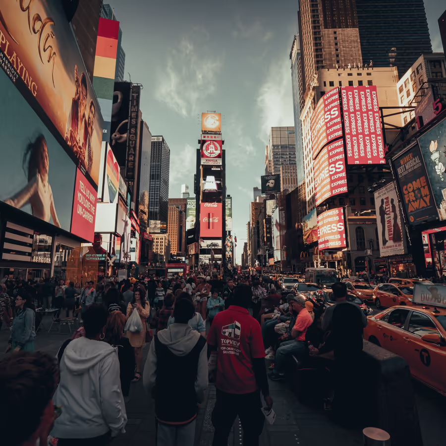 Оживленная площадь в центре Манхэттена известная своими яркими рекламными щитами