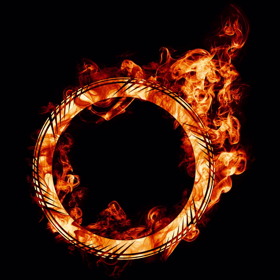 Круг охваченный пламенем на черном фоне