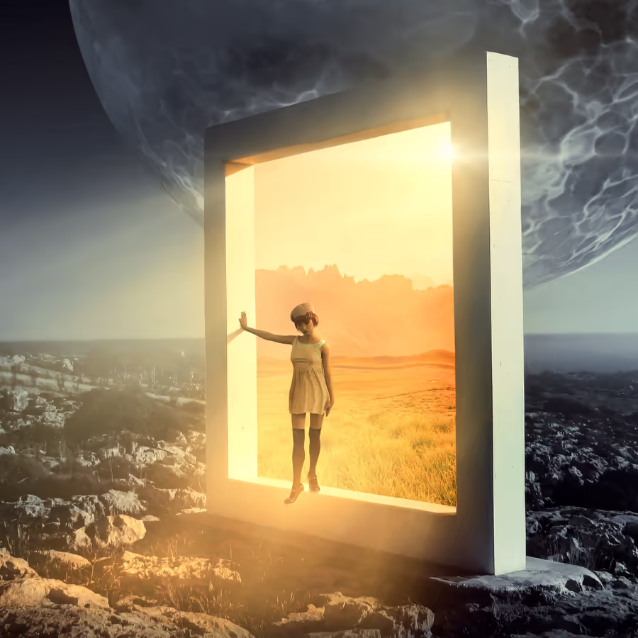Девушка стоит перед светящимся порталом ведущим к закатному пейзажу