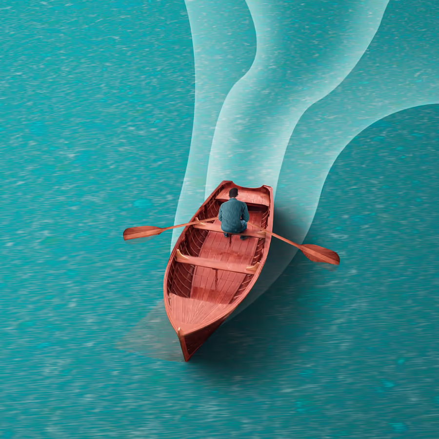 Человек гребет на лодке в спокойном море