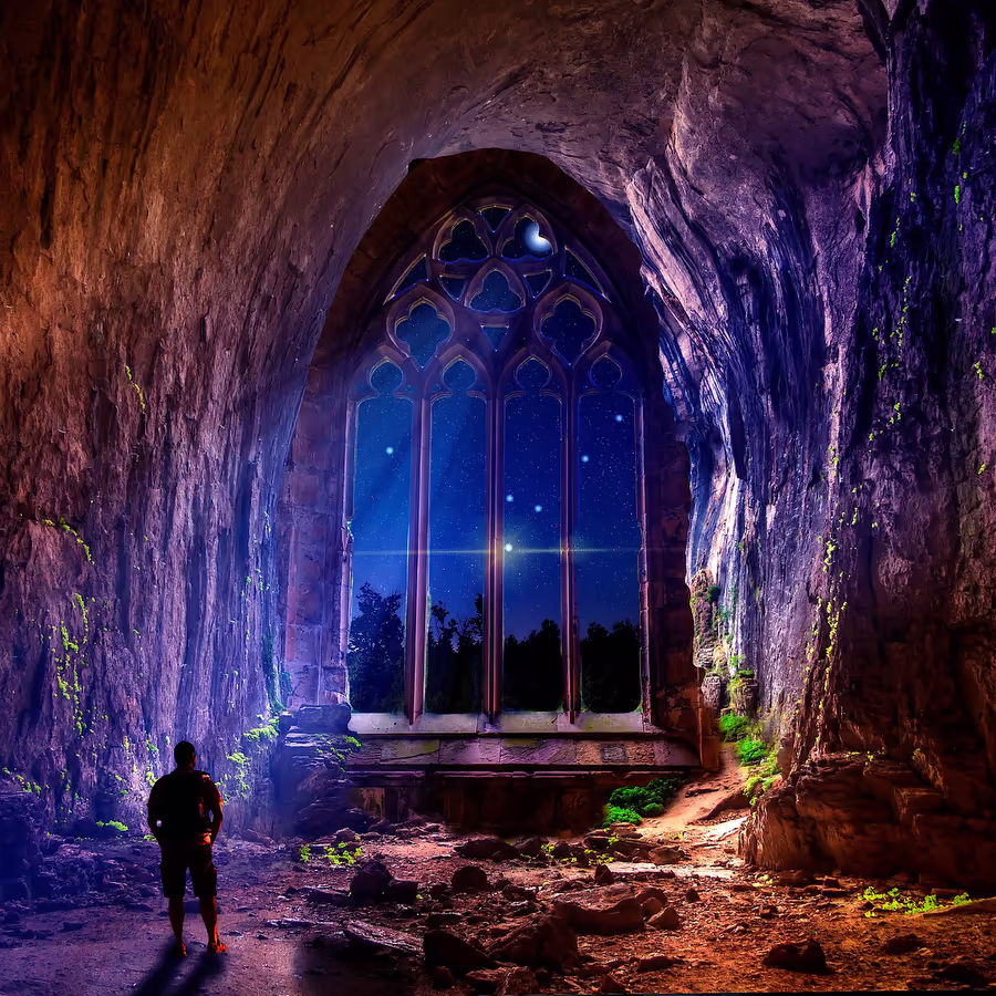 Человек смотрит в окно из которого открывается вид на ночное небо