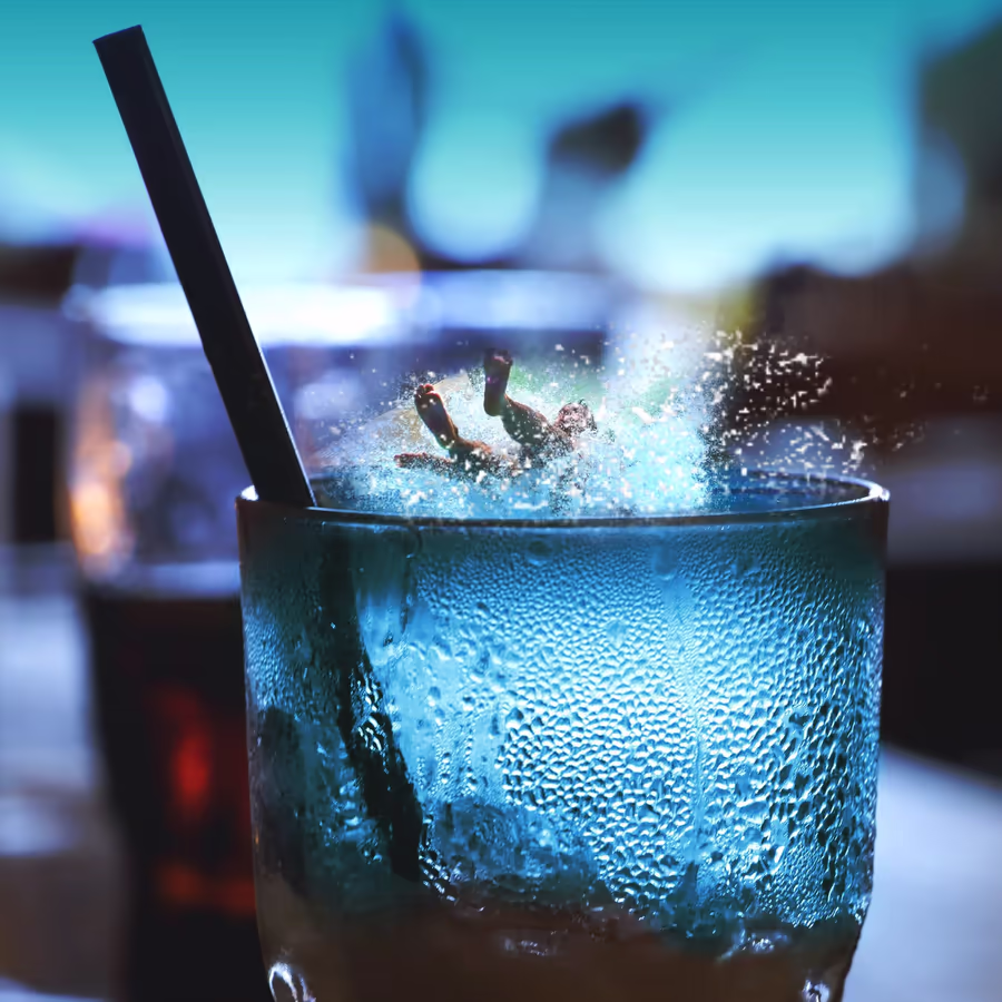 Миниатюрный дайвер совершает прыжок в освежающий напиток