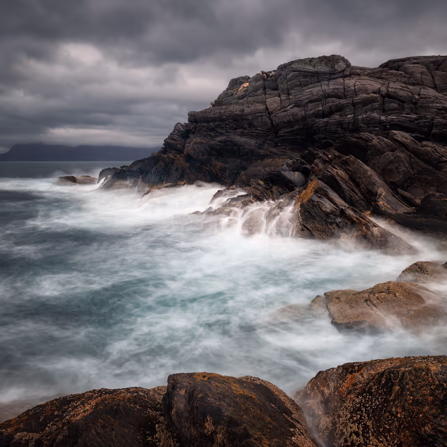 Мощная скала противостоит ярости океана
