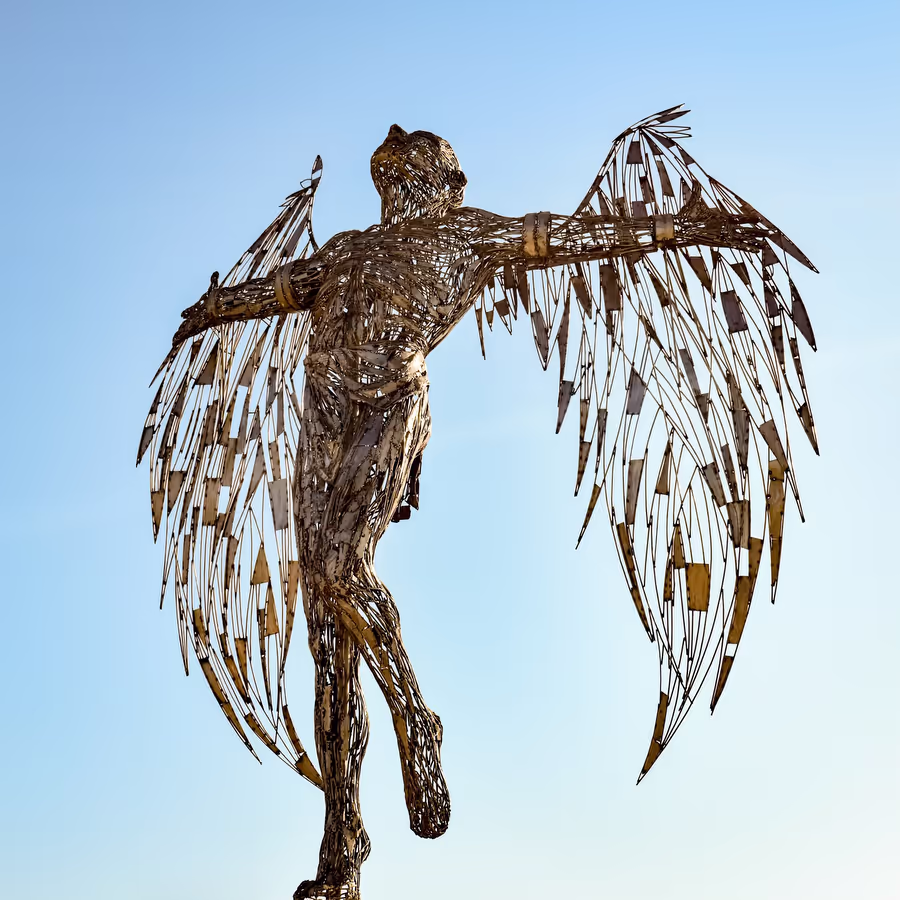 Скульптура ангела выполненная из переработанного металла