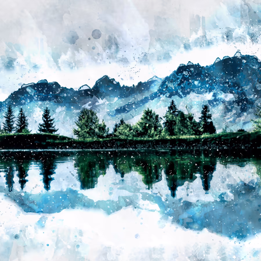 Спокойное горное озеро с отражением хвойного леса и заснеженных вершин