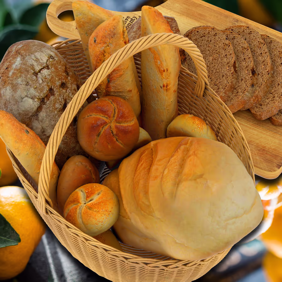 Разнообразие ароматного домашнего хлеба в плетеной корзине