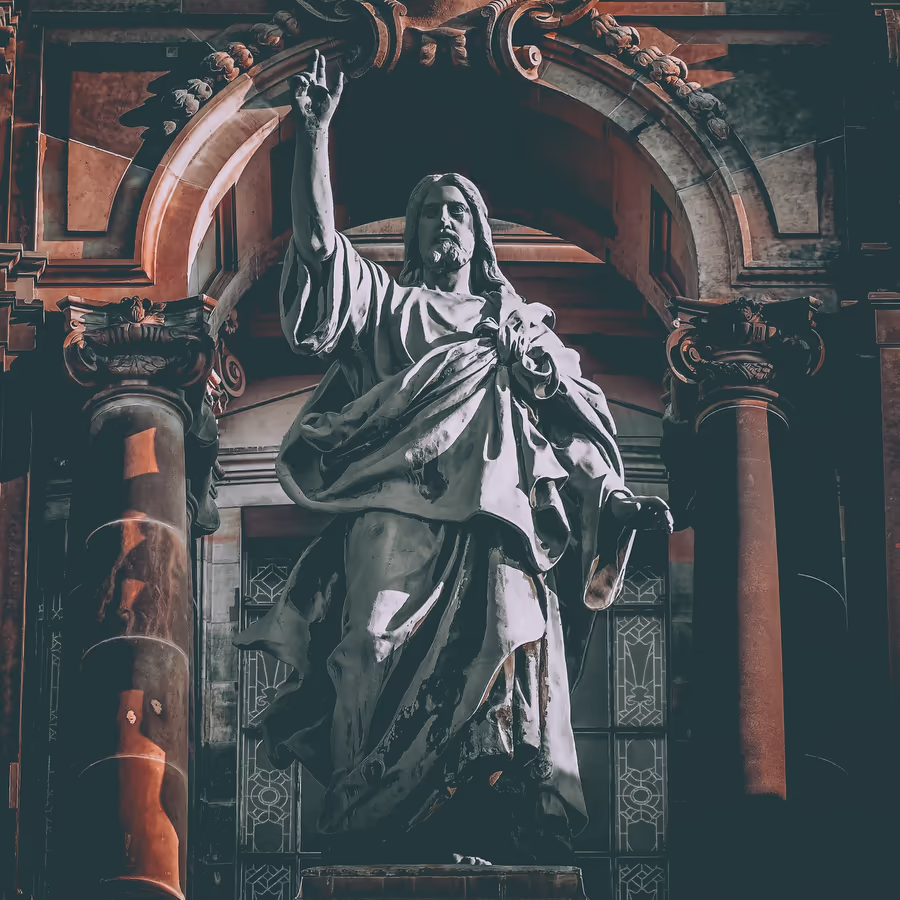 Белоснежная статуя Иисуса Христа возвышающаяся в нише с колоннами