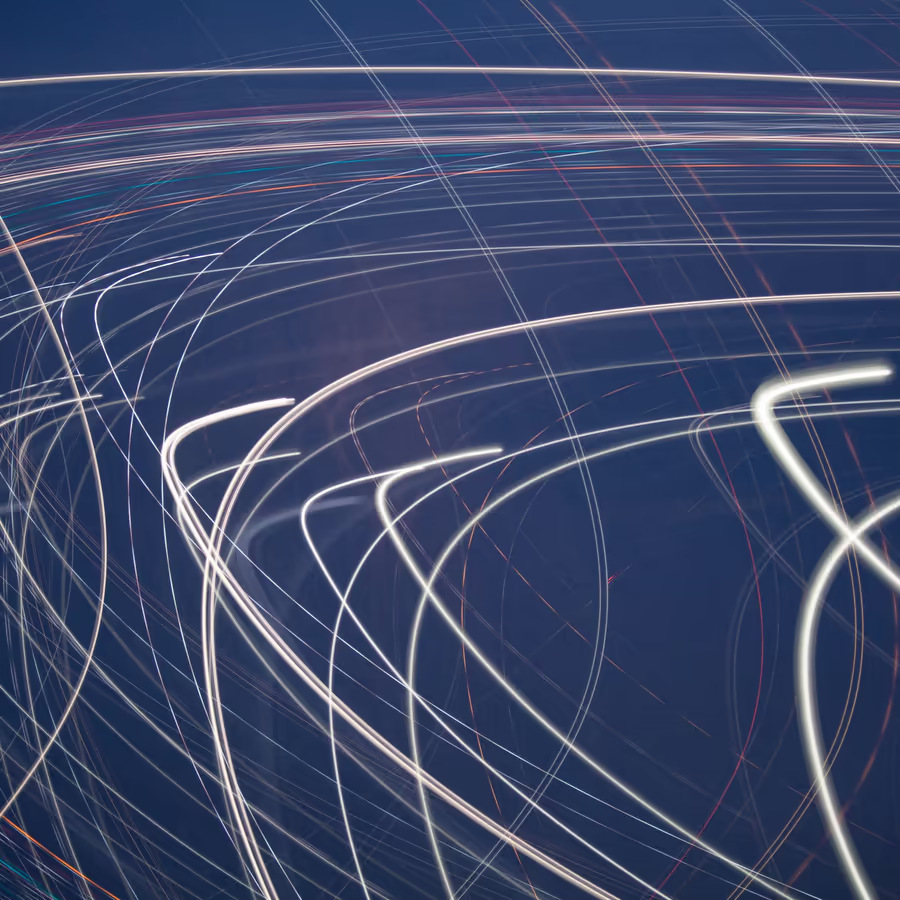 Абстрактное фото световых трасс в темную ночь