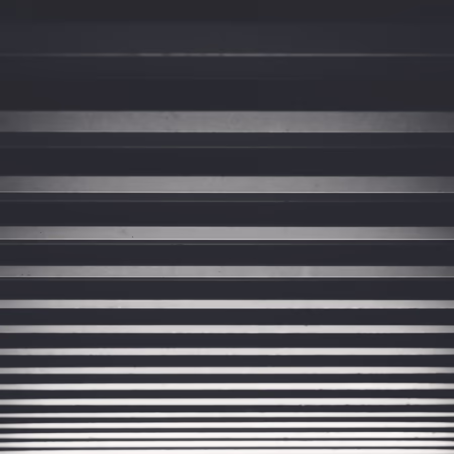 Чередование темных и светлых полос создающее абстрактный узор