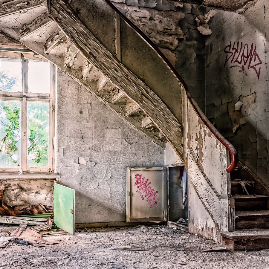 Покинутая лестничная клетка в заброшенном здании