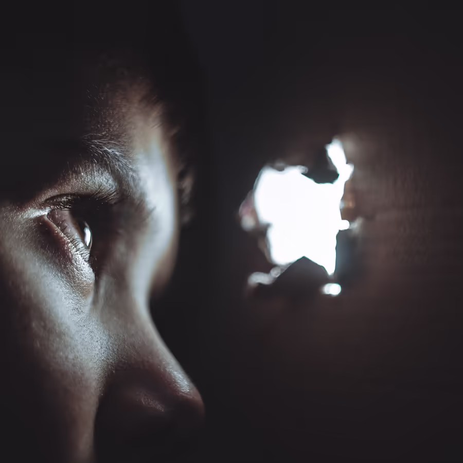 Глаз наблюдающий за светом через узкое отверстие