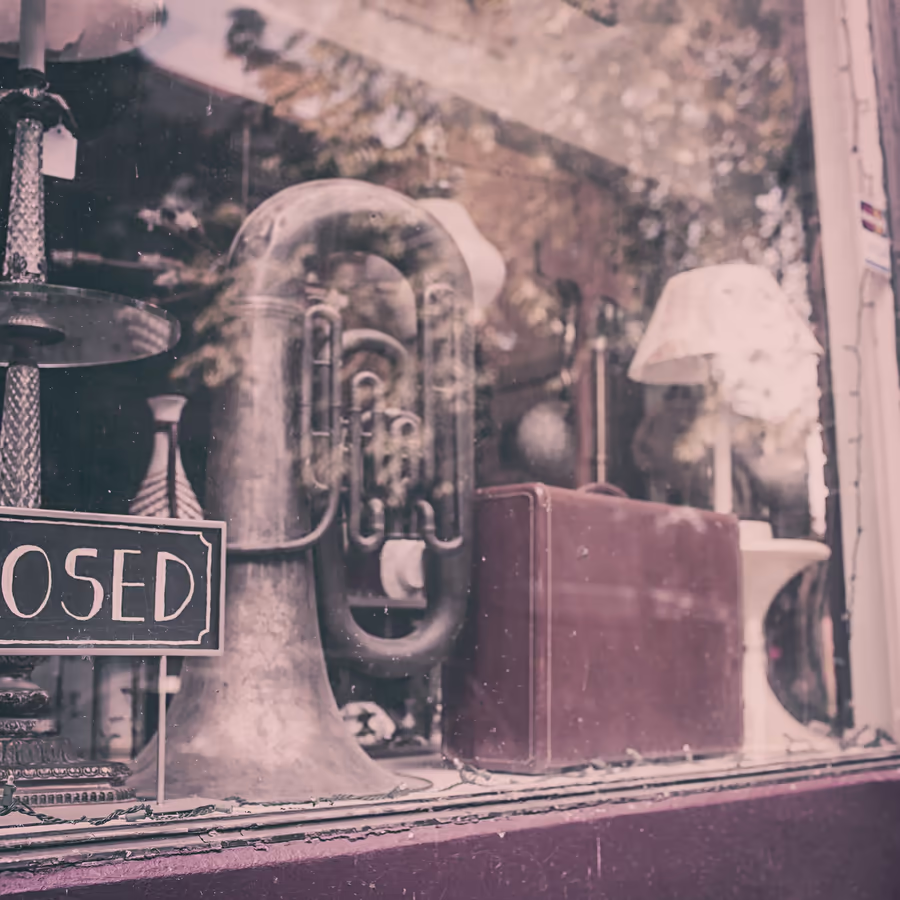 Старинная витрина с различными предметами туба лампа и чемодан Табличка CLOSED