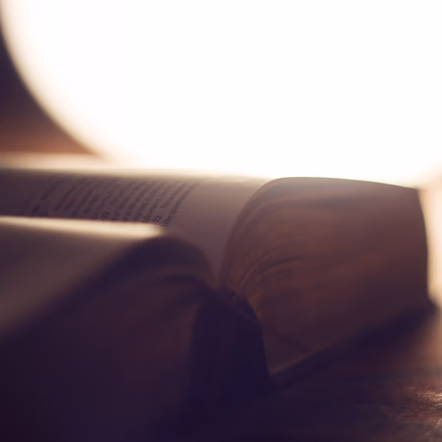 Книга освещенная ярким светом