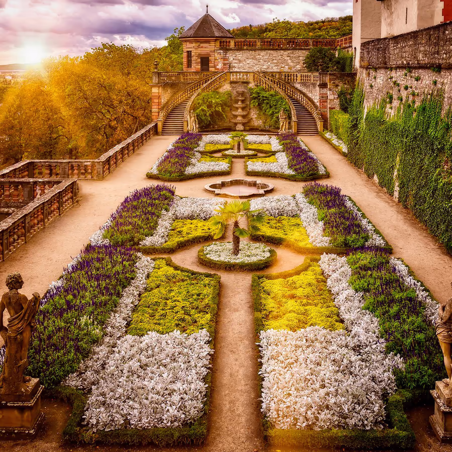 Вид сверху на геометрически выстроенный сад при замке Шёнбрунн в Вене