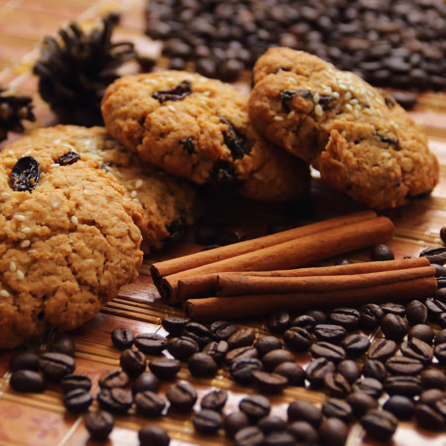 Аппетитное печенье в окружении ароматного кофе и специй