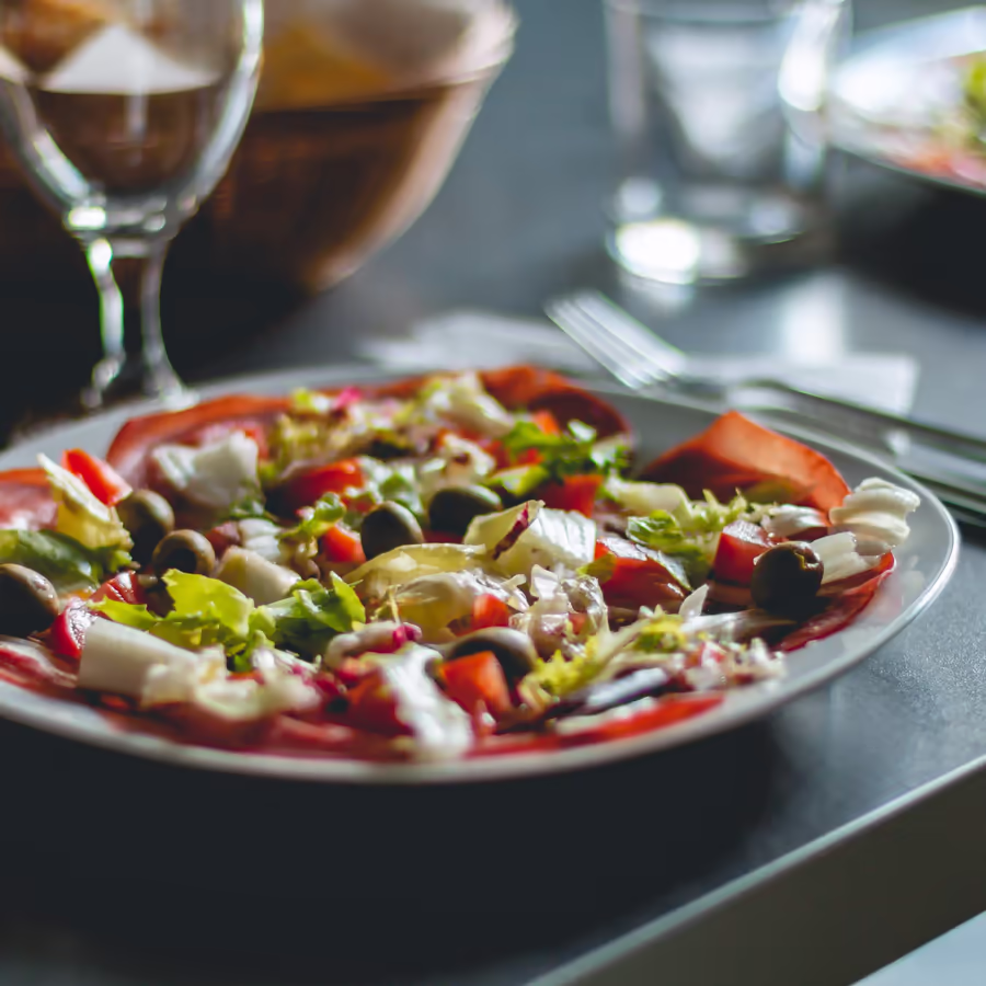 Аппетитный салат из помидоров моцареллы прошутто и оливок