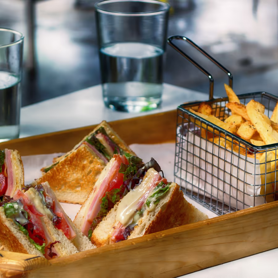 Аппетитные сэндвичи с разнообразной начинкой подаются с хрустящим картофелем фри