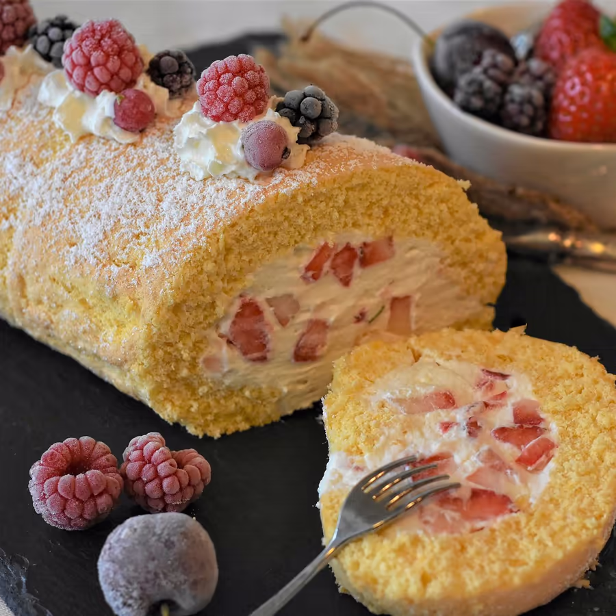 Аппетитный бискролльный торт украшенный свежими ягодами