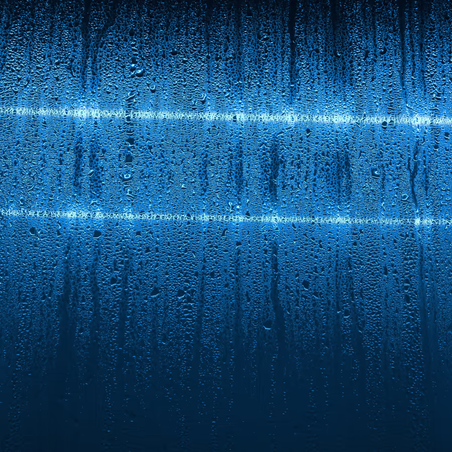 Синие капли конденсата на стеклянной поверхности