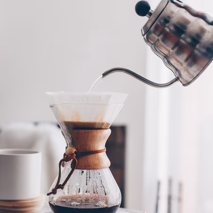 Процесс приготовления кофе с помощью воронки-кемекса