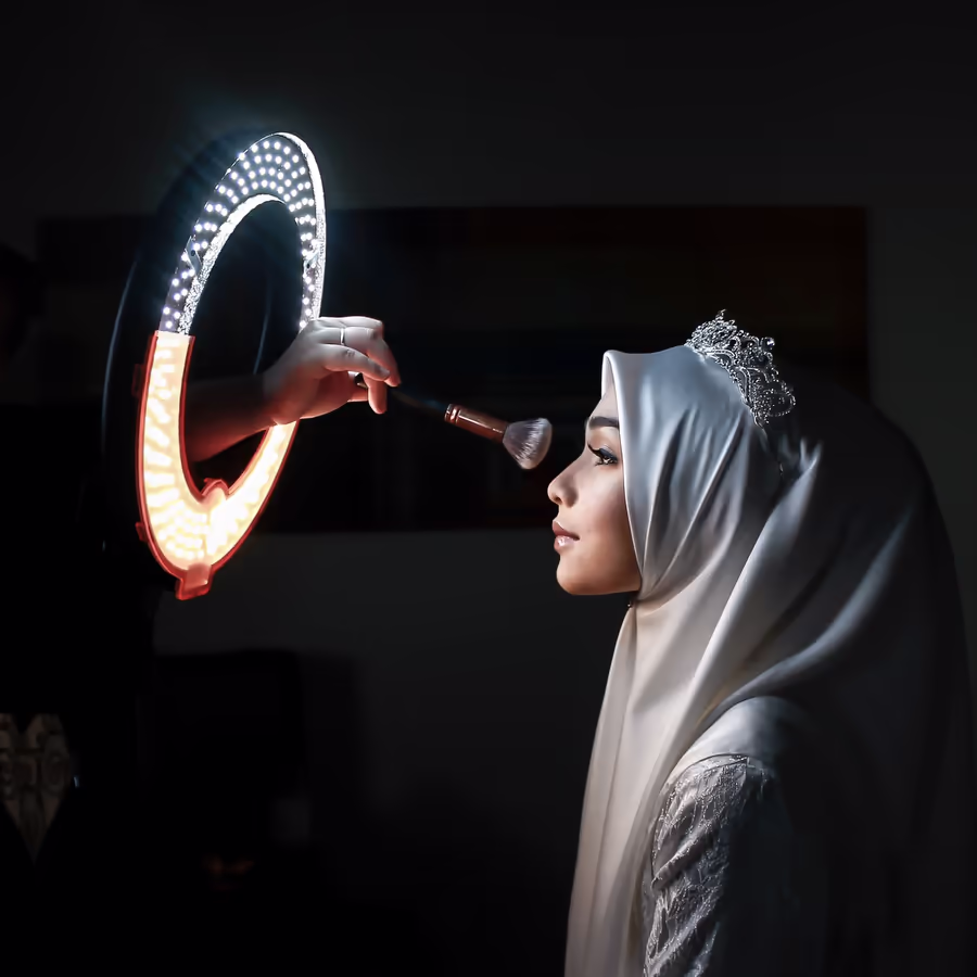 Визажист делает макияж девушке в хиджабе перед важным событием