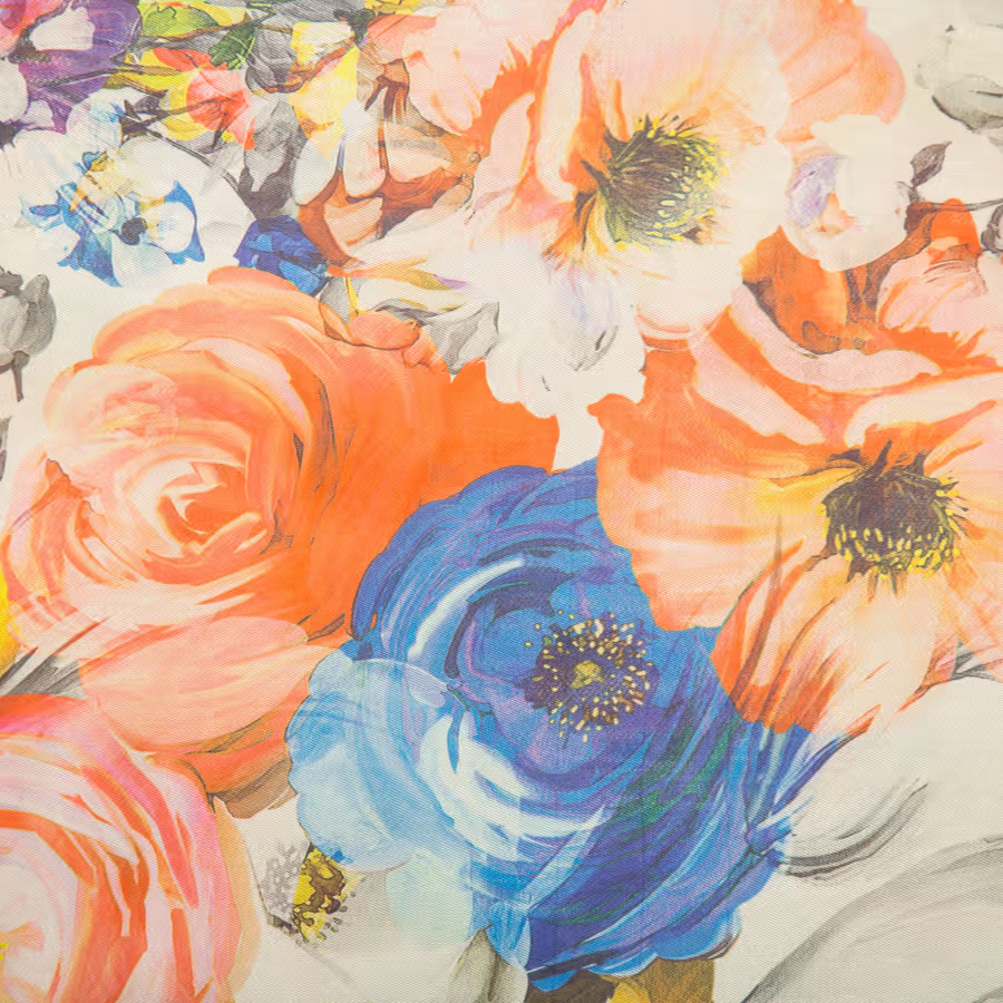 Яркий и красочный букет из роз маков и других цветов выполненный в стиле акварели