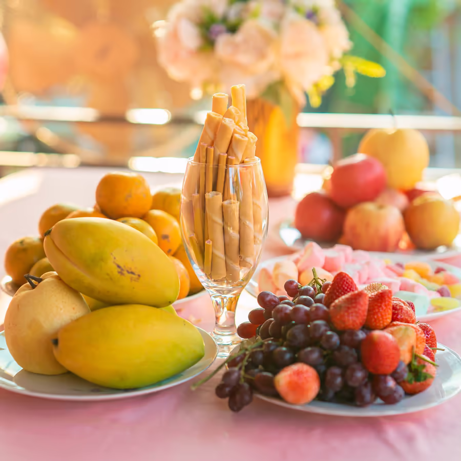 Яркое ассорти фруктов ягод пастилы в красивой сервировке