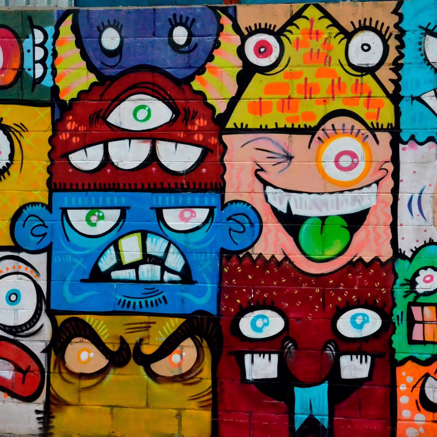 Стрит-арт с забавными разноцветными мордами монстров