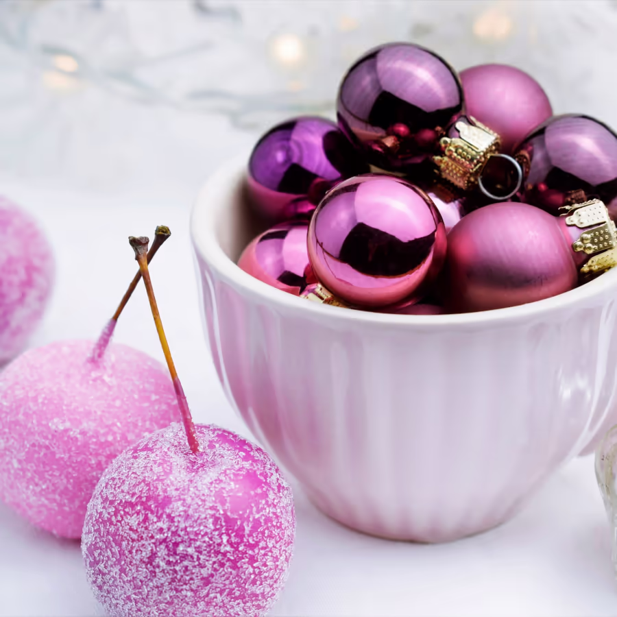 Яркие розовые елочные шары в чашке