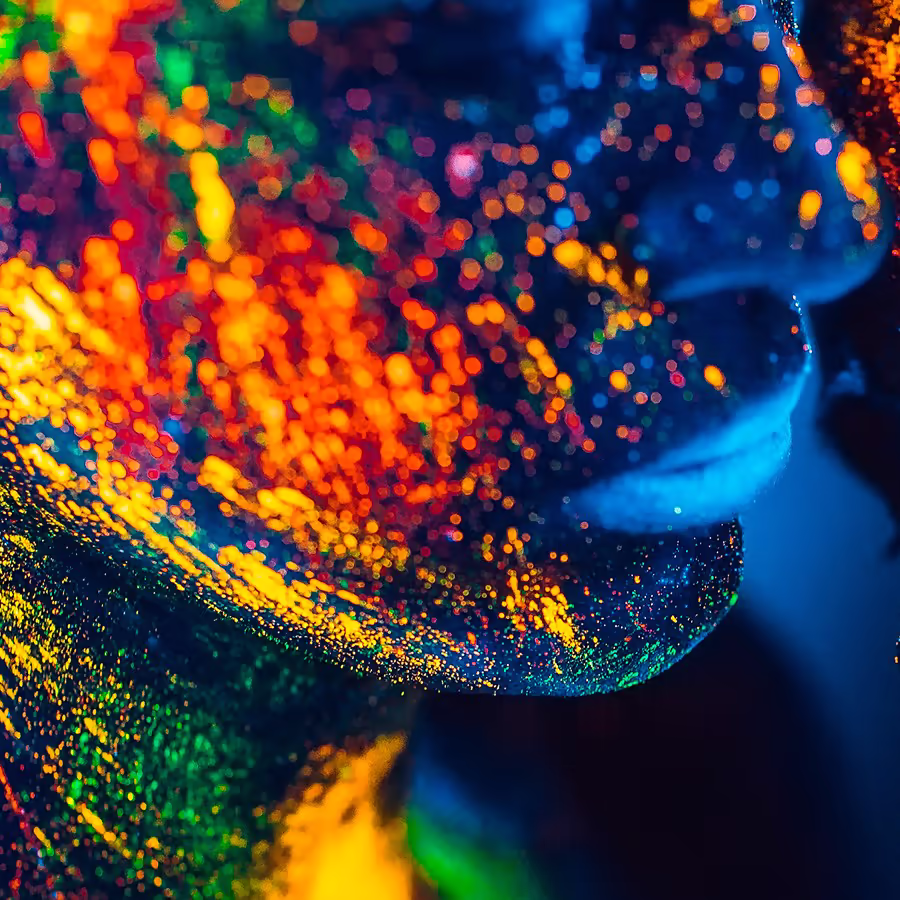 Яркий портрет лица покрытый неоновыми красками и огнями