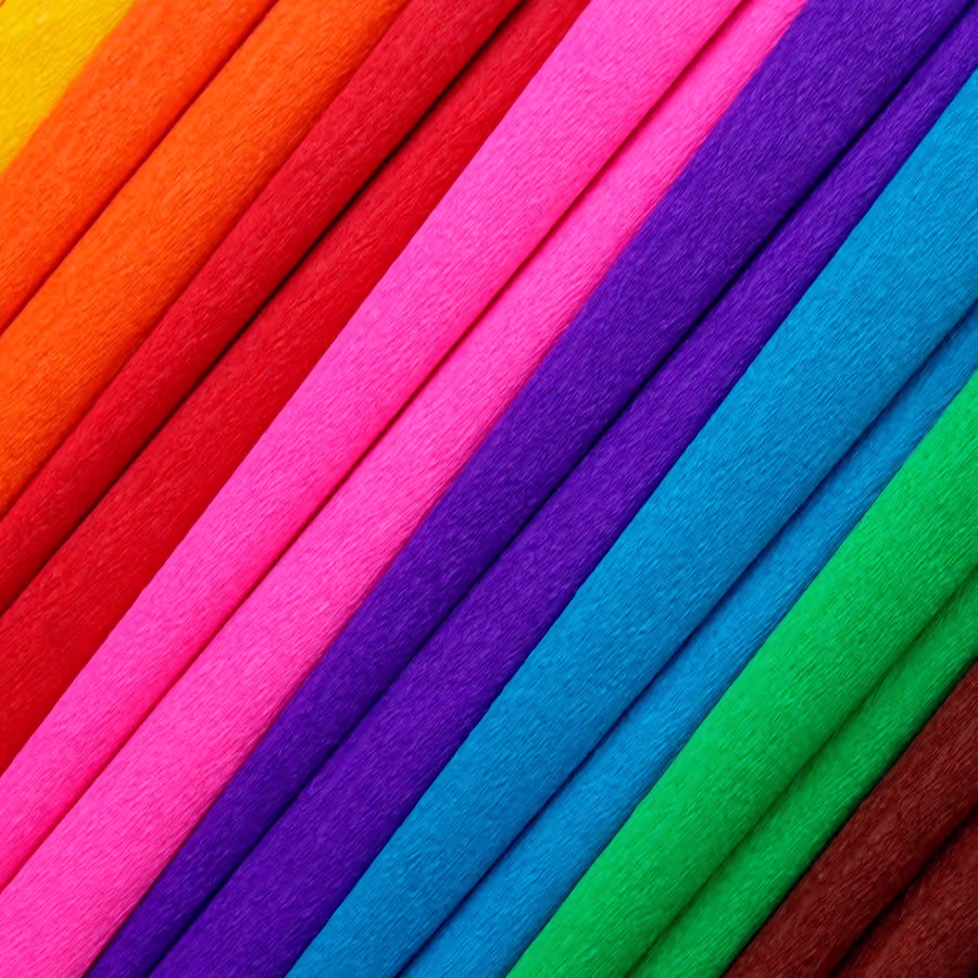 Яркий набор цветных карандашей расположенных в виде радуги