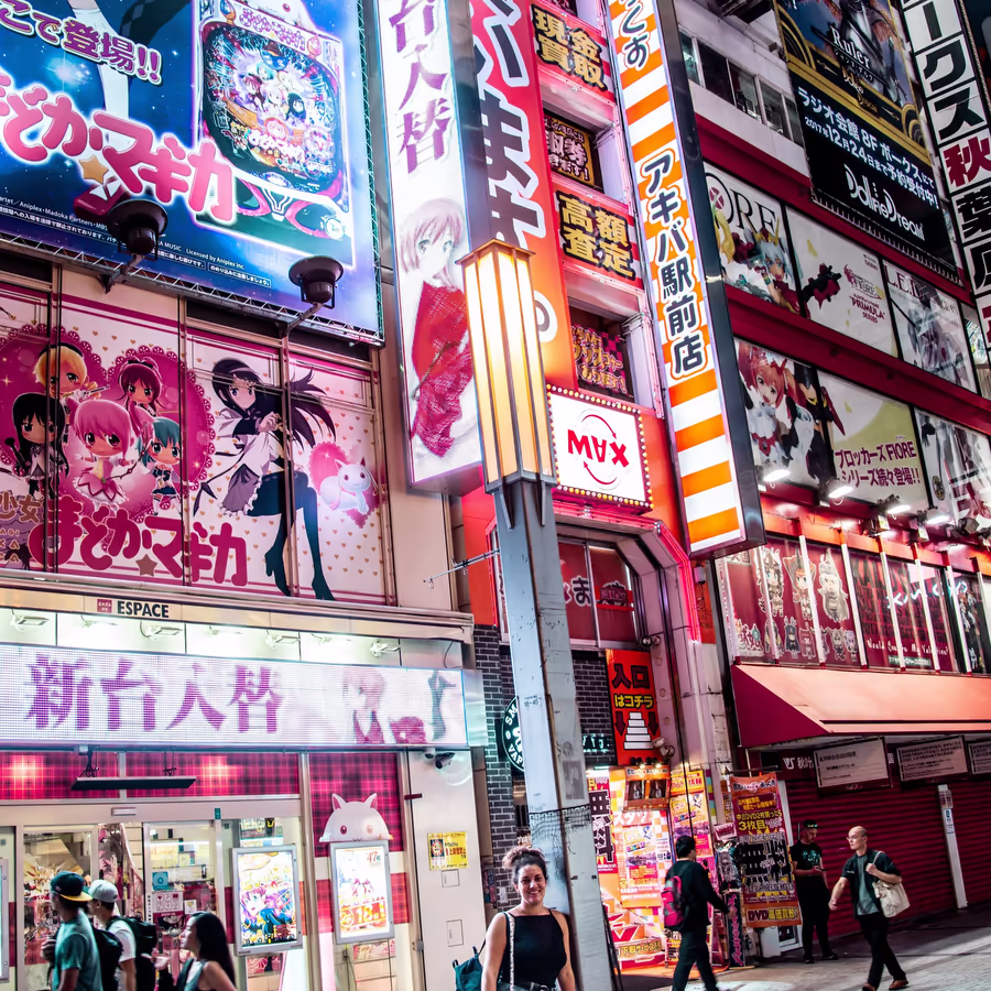 Яркая улица Акихабары с магазинами аниме и электроники