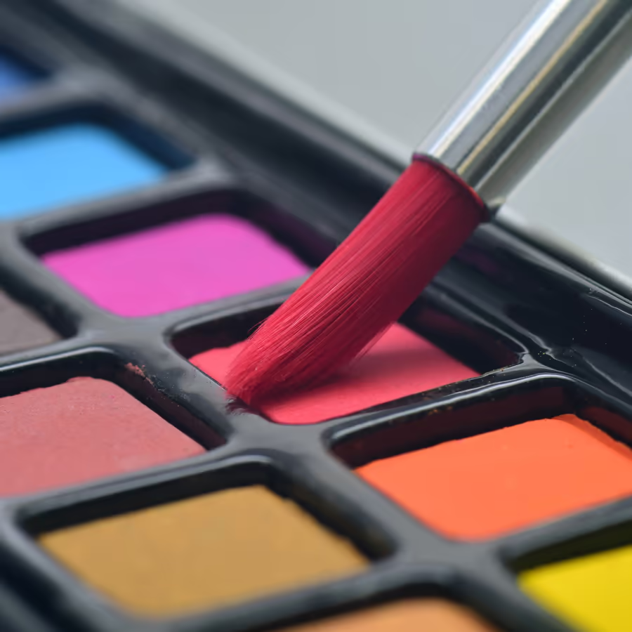 Яркая палитра с различными оттенками акварели готовая к творчеству