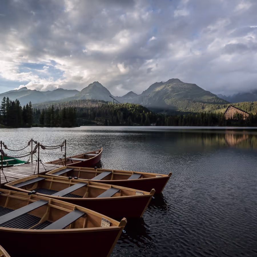 Спокойное озеро в горах пришвартованные деревянные лодки