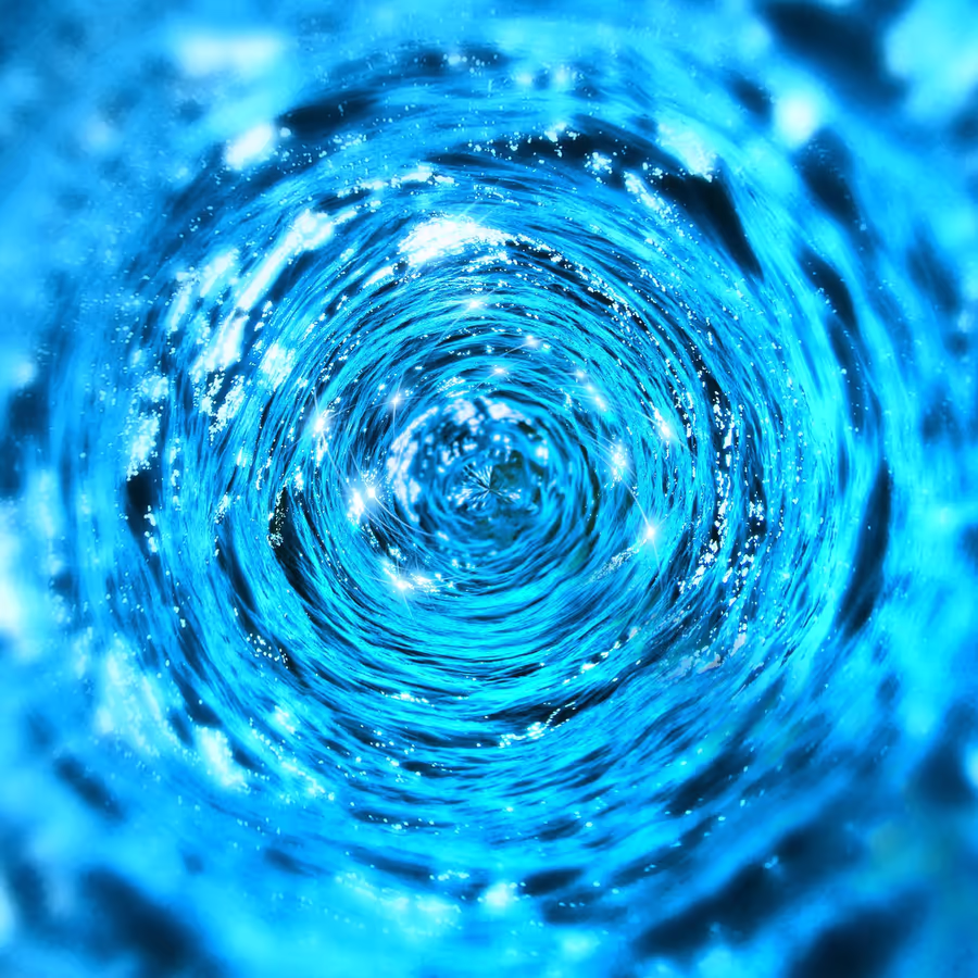 Завораживающий синий водоворот с пузырьками