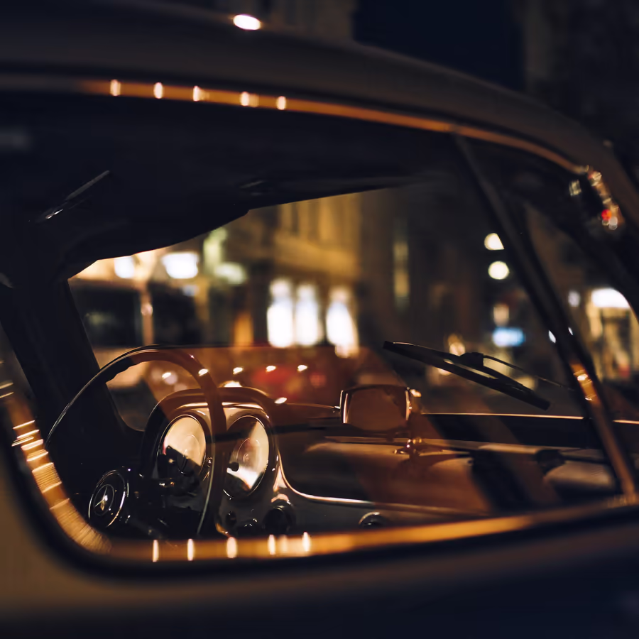 Салон автомобиля с видом на огни города в ночное время