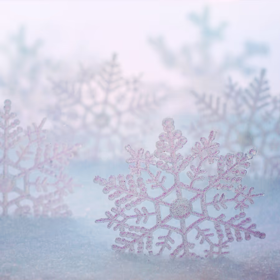 Крупный план красивой снежинки на фоне размытых снежных кристаллов