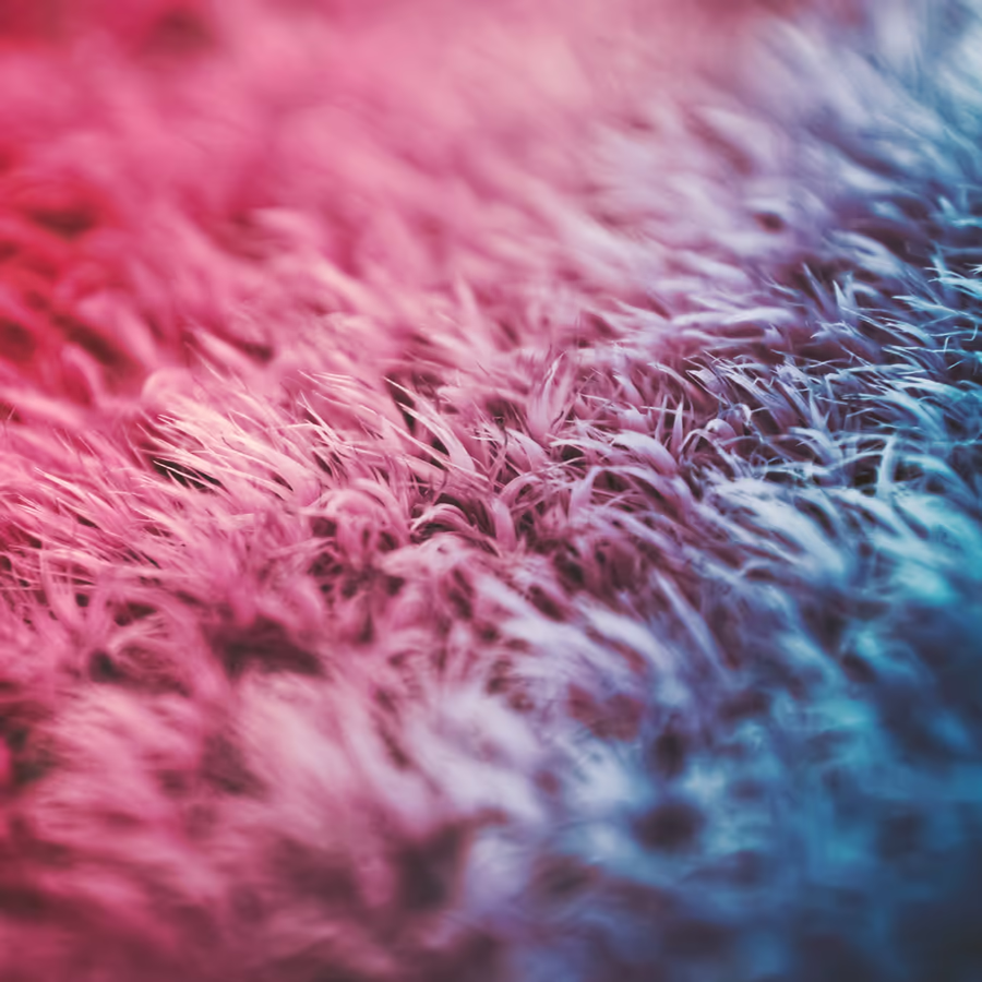 Крупный план мягкой розовой шерсти с голубоватыми оттенками