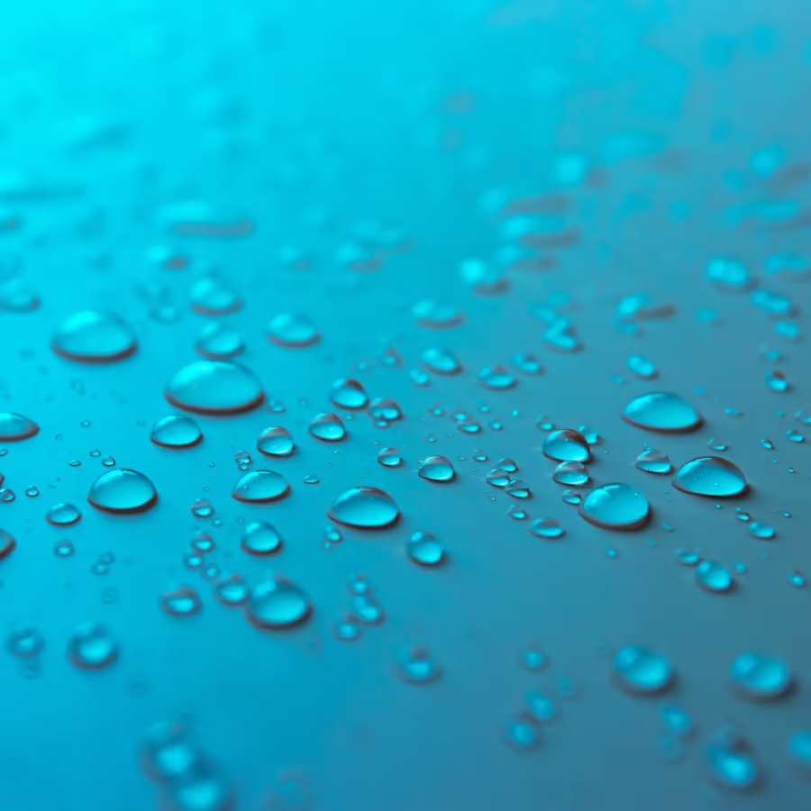 Крупный план капель воды на синей поверхности