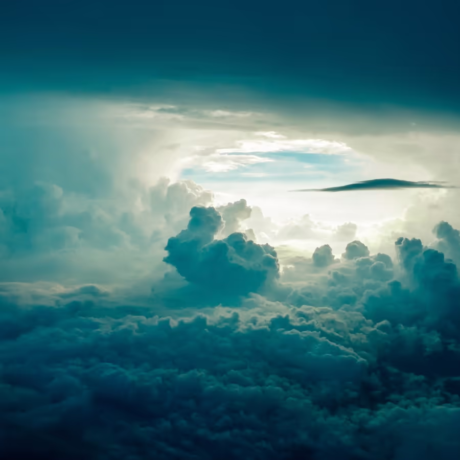 Вид облаков с высоты птичьего полета пробивающиеся солнечные лучи