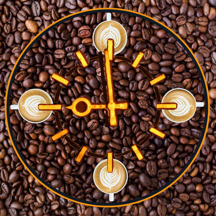 Часы сделанные из кофейных зерен и чашек латте с рисунком