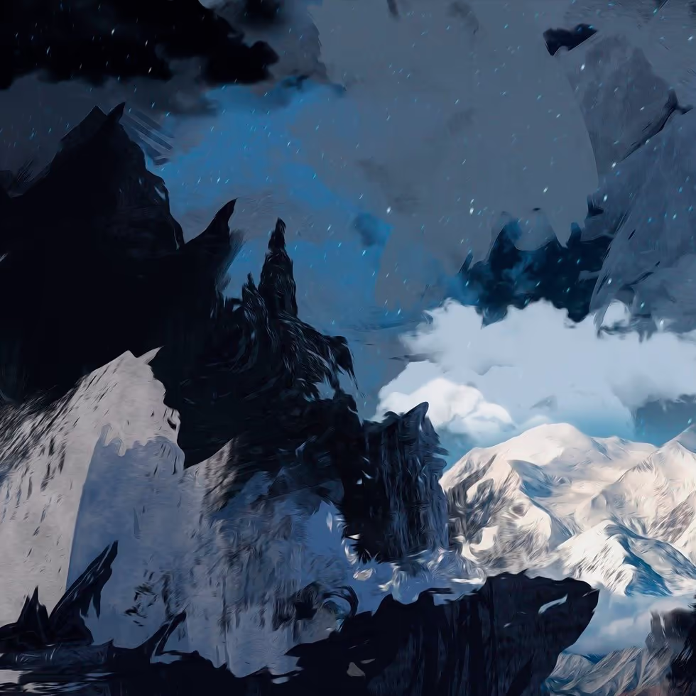 Холодный горный пейзаж с заснеженными вершинами под темным небом