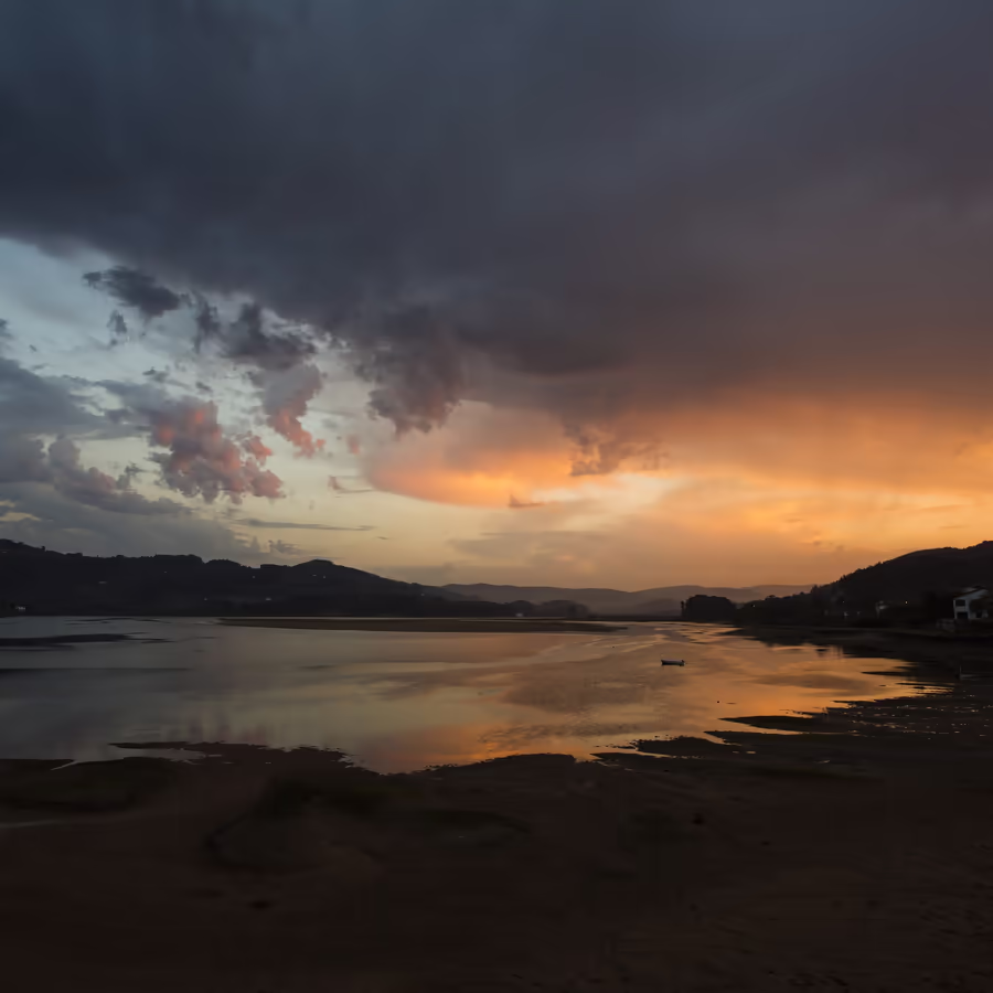 Красочный закат с драматичными облаками