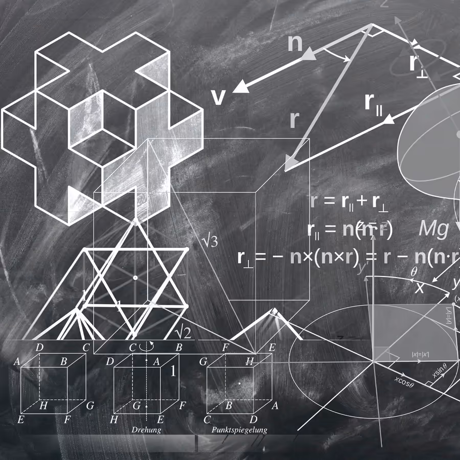 Сложные геометрические формы и векторная алгебра нарисованные мелом на черной школьной доске