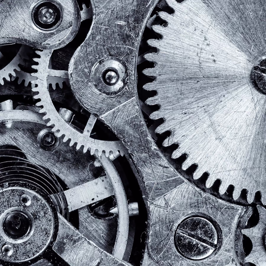 Сложный механизм старинных часов с множеством шестеренок