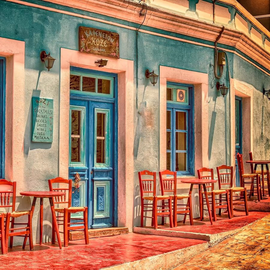 Яркое летнее кафе с красной мебелью в традиционном стиле