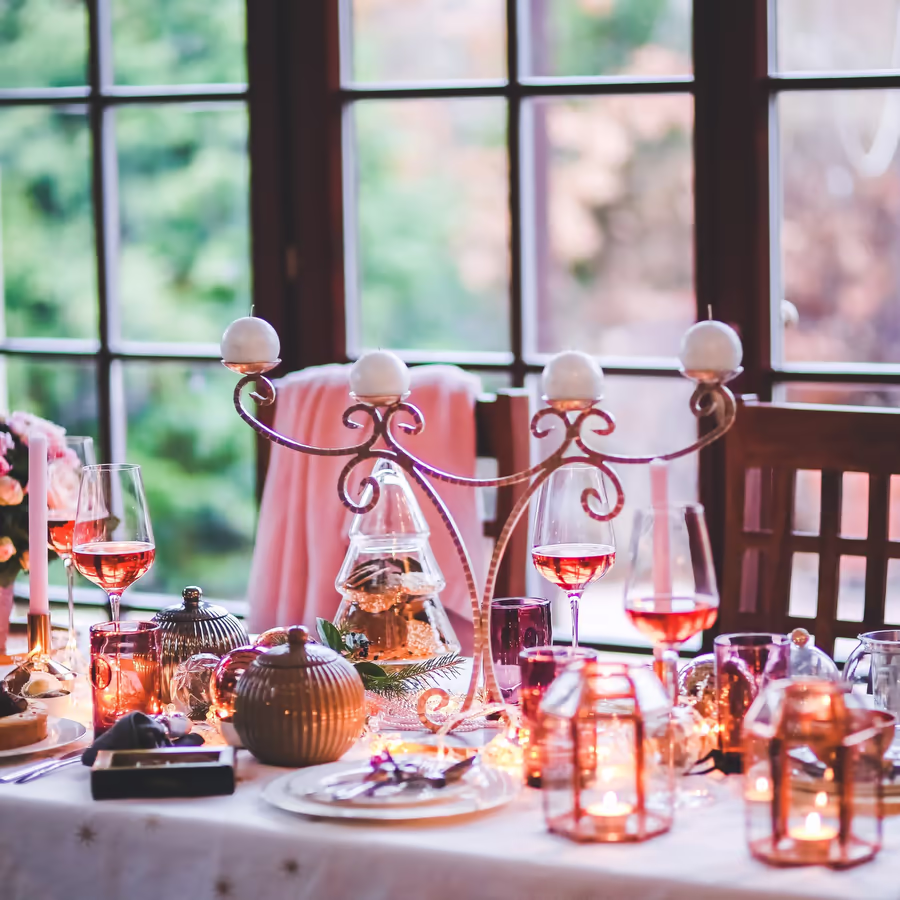 Уютная сервировка стола к Рождеству с видом на зимний сад