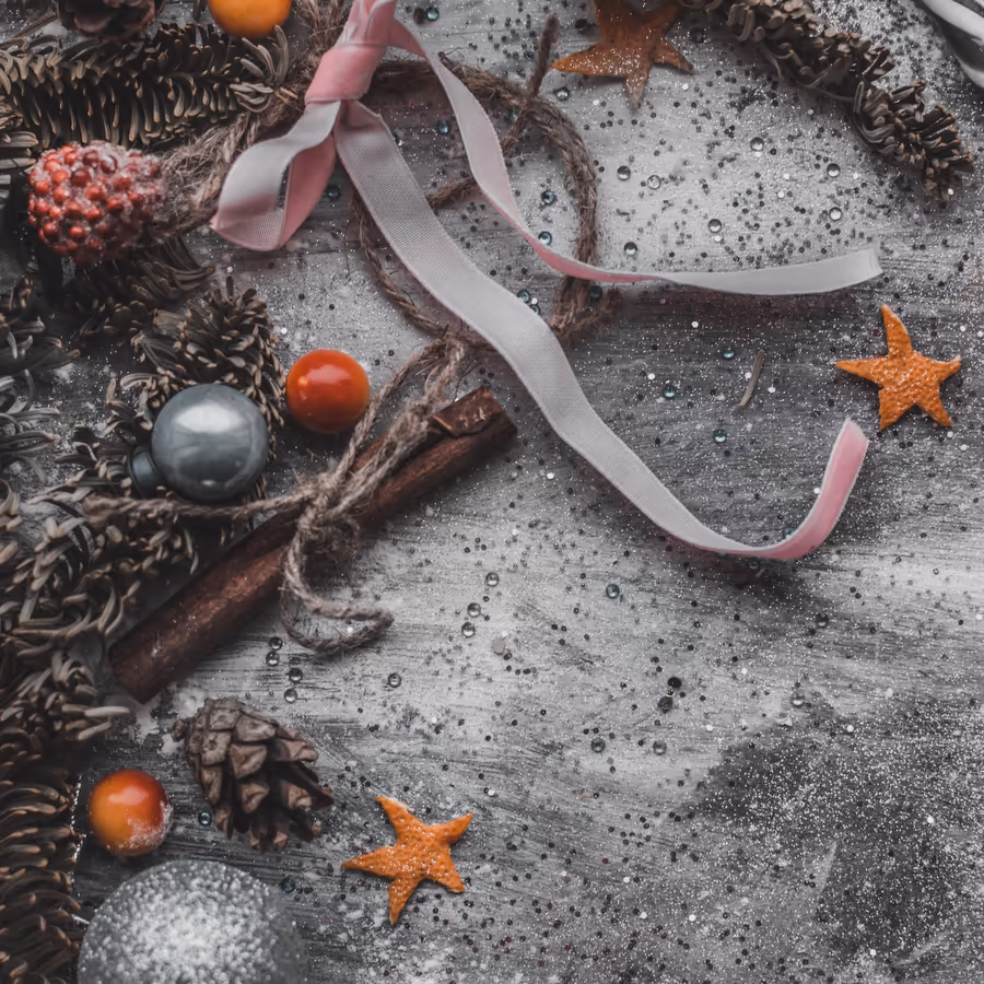 Уютная композиция из еловых шишек палочек корицы новогодних шаров и звезд